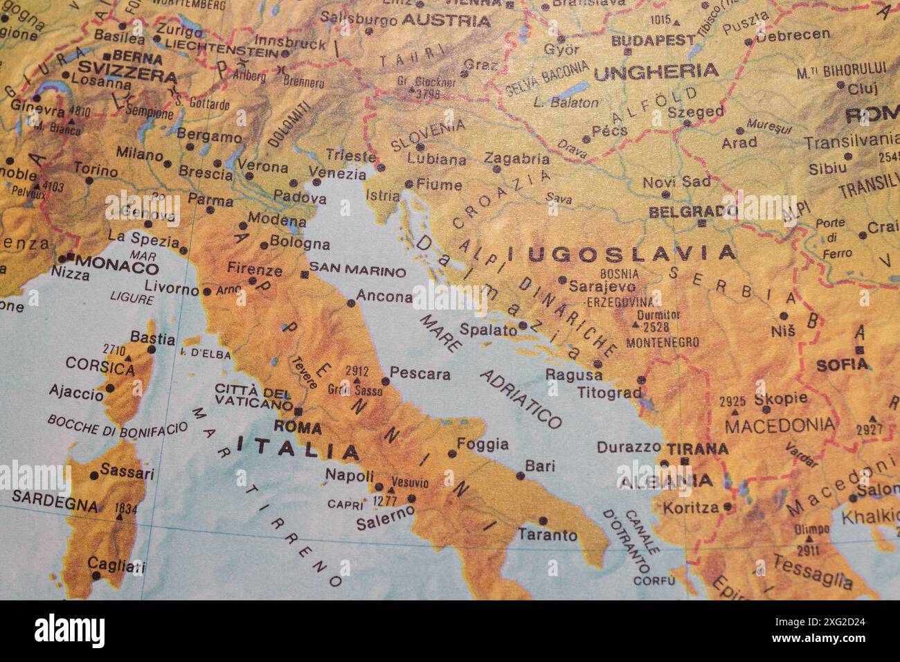 Alte Karte Südeuropas und des Balkans mit dem vereinigten Jugoslawien, vor 1991. Stockfoto