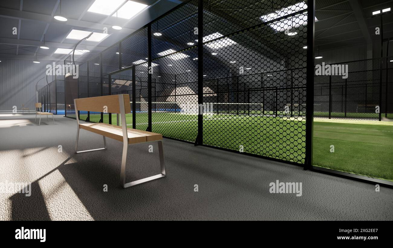Bank auf leeren grünen Padel-Tennisplätzen in einem Lagergebäude im Sportkomplex. Mit beleuchteten Leuchten Stockfoto