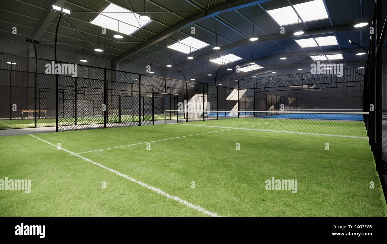 Eckblick auf leere grüne Padel-Tennisplätze in einem Lagergebäude im Sportkomplex. Wenn die Lichter während der da eingeschaltet sind Stockfoto