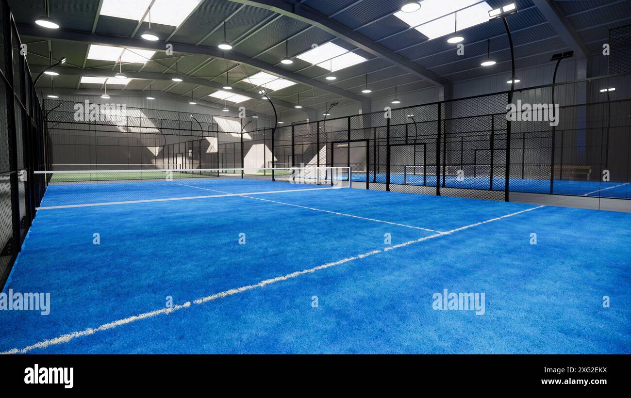 Ecke der blauen Padel-Tennisplätze in einem Lagergebäude, das sich im Bereich des Sportkomplexes befindet. Die Lichter sind immer noch an, obwohl es Tag ist Stockfoto