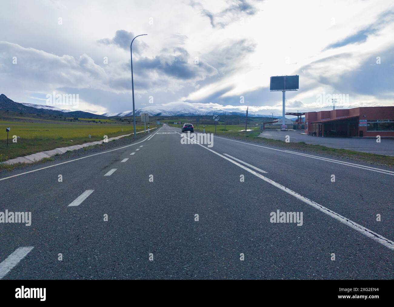 Mit dem Auto fahren Sie auf der spanischen Nationalstraße N-502 über Solosancho, Avila in der Abenddämmerung Stockfoto