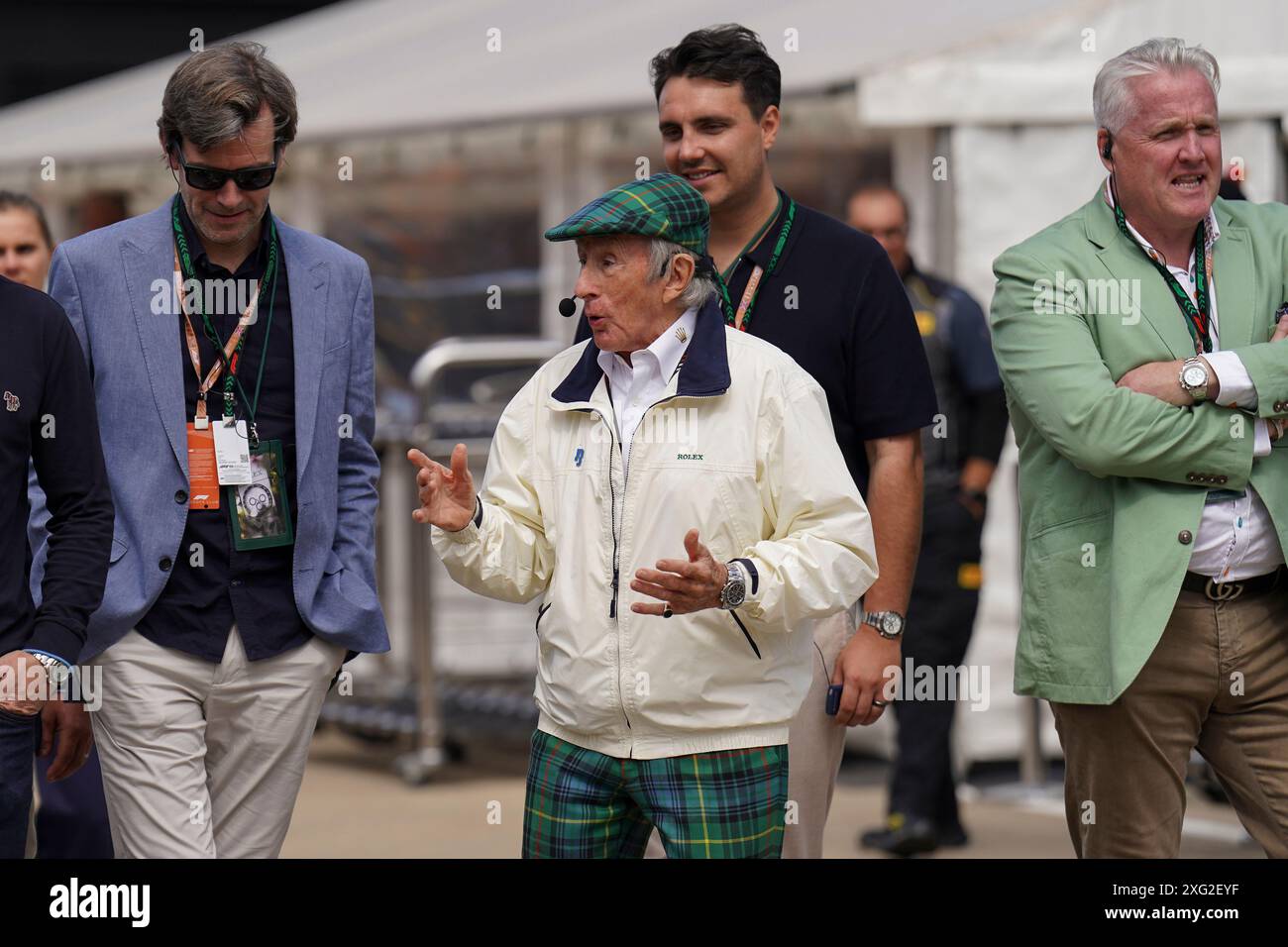 Silverstone, Großbritannien. Juli 2024. Jackie Stewart, ehemaliger F1 Racing Driver, veranstaltet am 5. Juli 2024 eine Gruppe von VIPs im Fahrerlager während des Formel 1 Qatar Airways British Grand Prix auf dem Silverstone Circuit in Silverstone, England, Großbritannien. Credit: Every Second Media/Alamy Live News Stockfoto