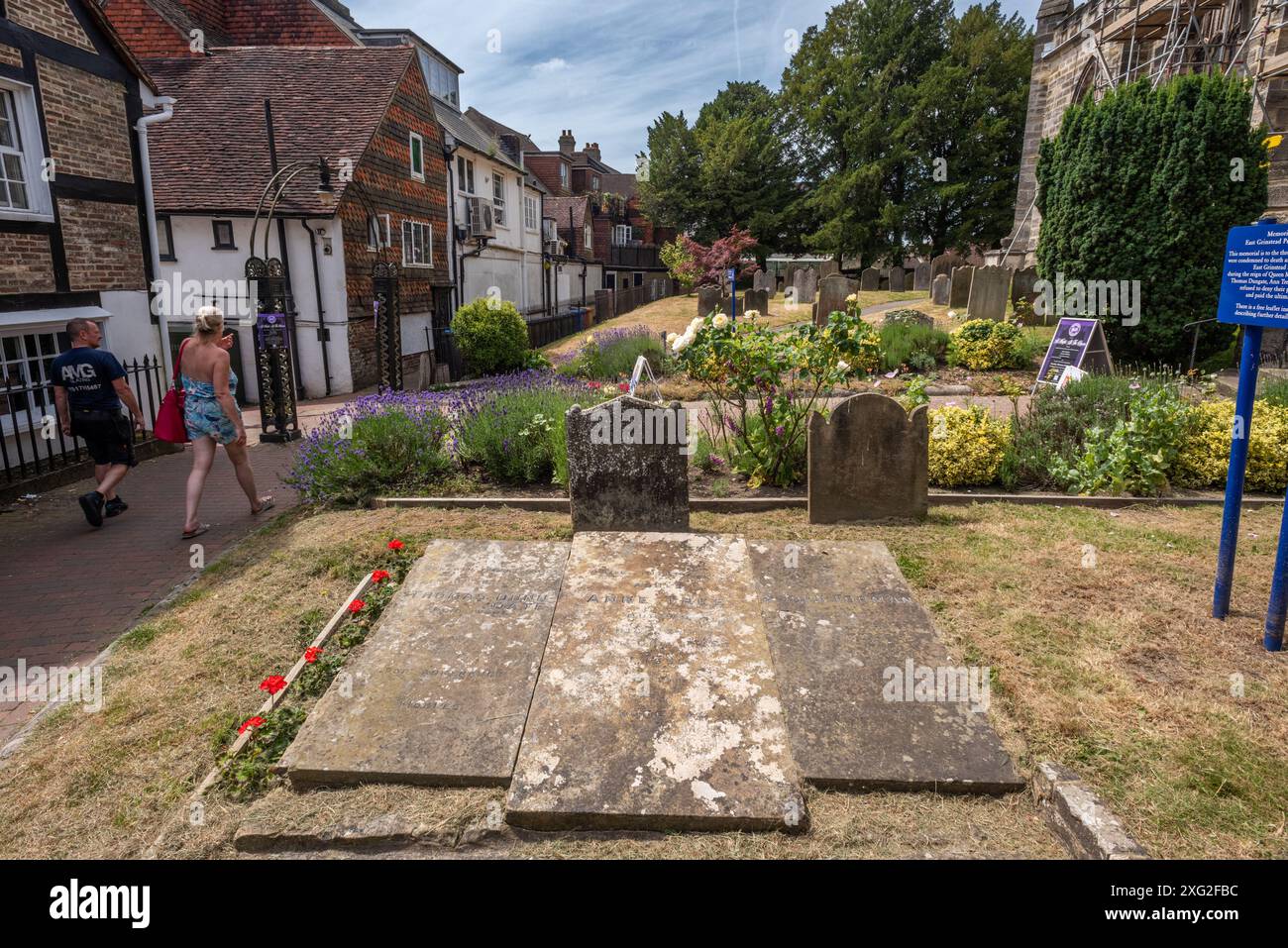 East Grinstead, 29. Juni 2024: Gedenksteine für die drei Märtyrer vor der St. Swithun-Kirche Stockfoto