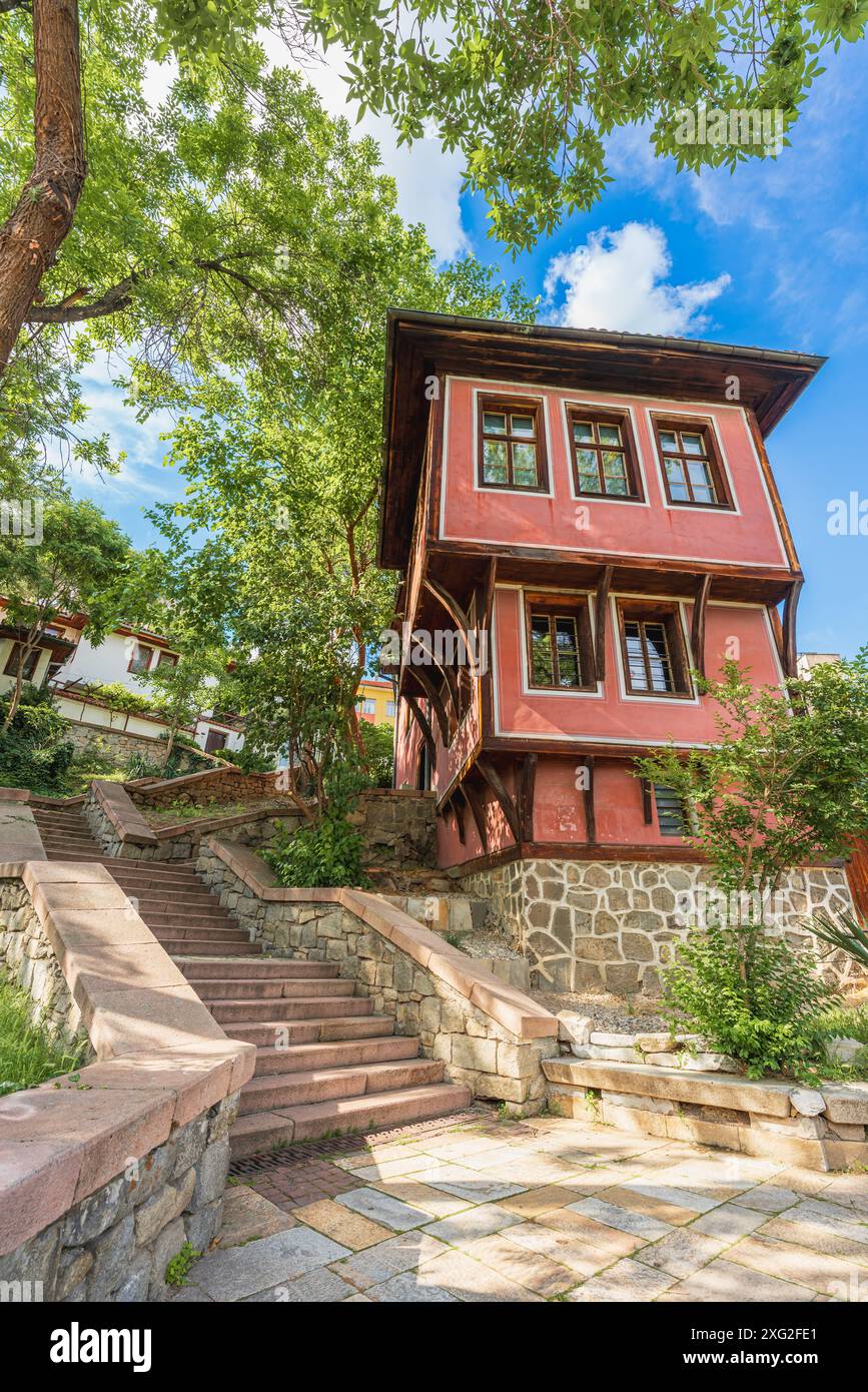 Malerischer Ort in der Altstadt von Plovdiv, Bulgarien mit traditionellen Gebäuden Stockfoto