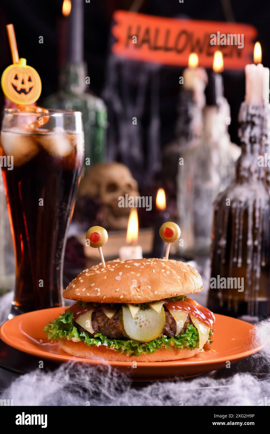 Der Monster Burger wird Ihre Stimmung auf jeden Fall aufheizen und ist der perfekte Snack für eine Halloween-Party. Stockfoto