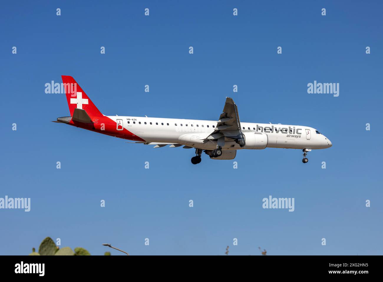 Helvetic Airways Embraer 195 E2 STD (ERJ-190-400STD) (REG: HB-AZK) auf der Start- und Landebahn 31. Stockfoto