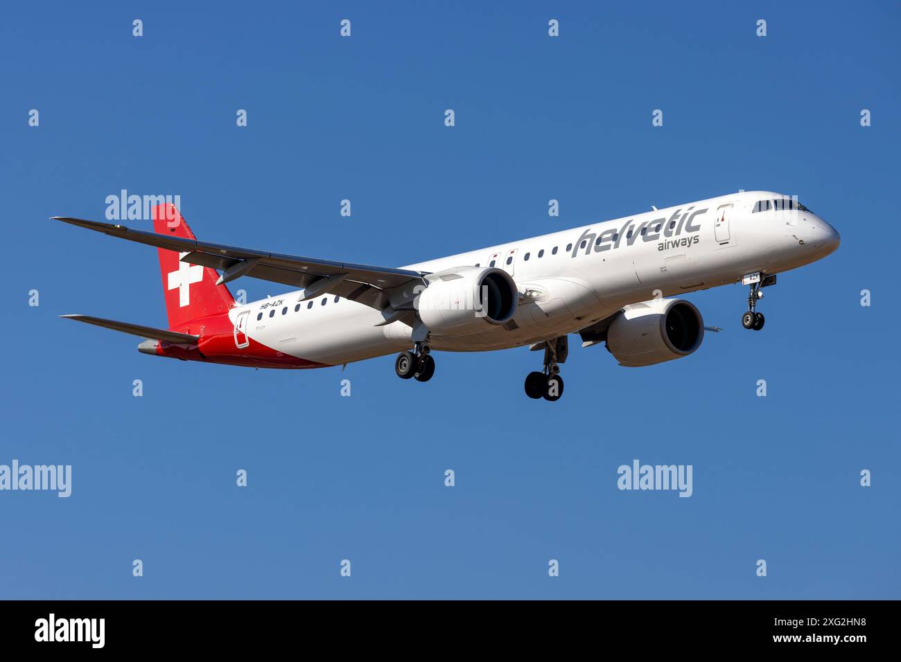 Helvetic Airways Embraer 195 E2 STD (ERJ-190-400STD) (REG: HB-AZK) auf der Start- und Landebahn 31. Stockfoto