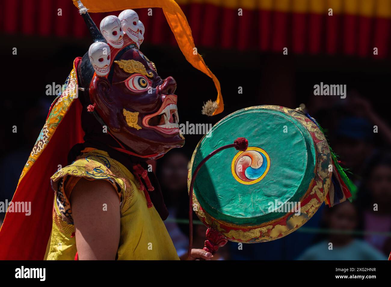 Ein bunter Maskentanz und Trommelschlag werden im Hemis Kloster in Leh, Ladakh, Indien, aufgeführt. Stockfoto