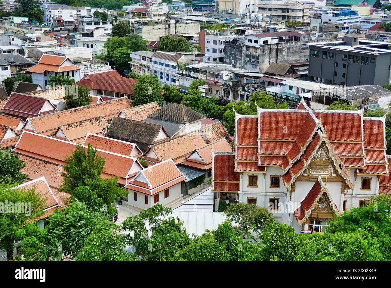 Kontrastierende Kulturen und Architektur zwischen traditioneller und moderner Architektur, dargestellt durch die Skyline von Bangkok. Überfülltes Gehäuse. Stadtleben. Stockfoto