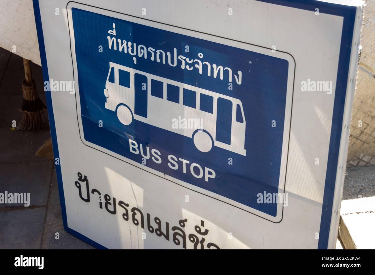Ein Schild auf dem Bürgersteig weist auf eine temporäre Bushaltestelle in Bangkok, Thailand hin Stockfoto