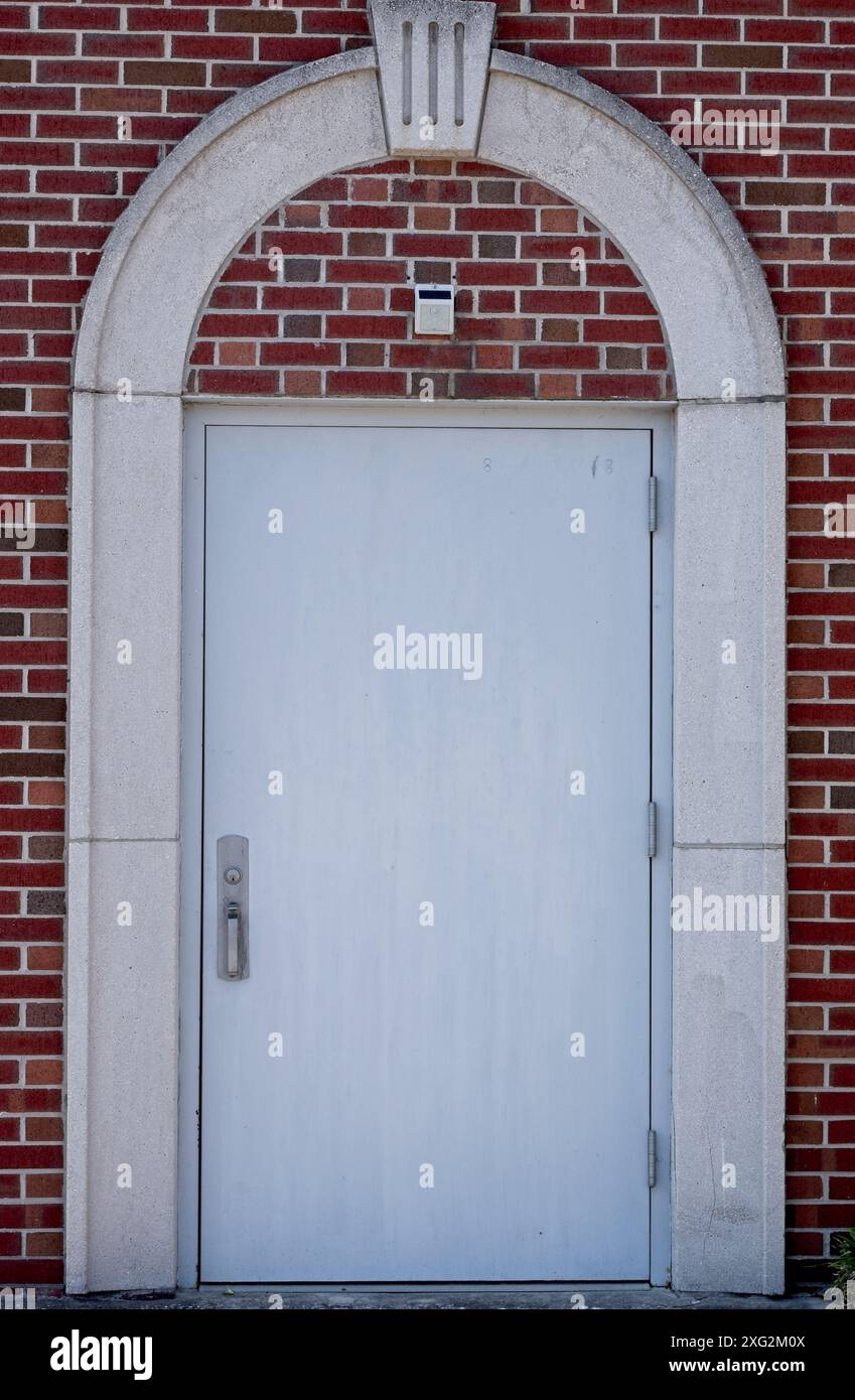 Eingang aus Metall mit Steinverkleidung und Bogen Stockfoto