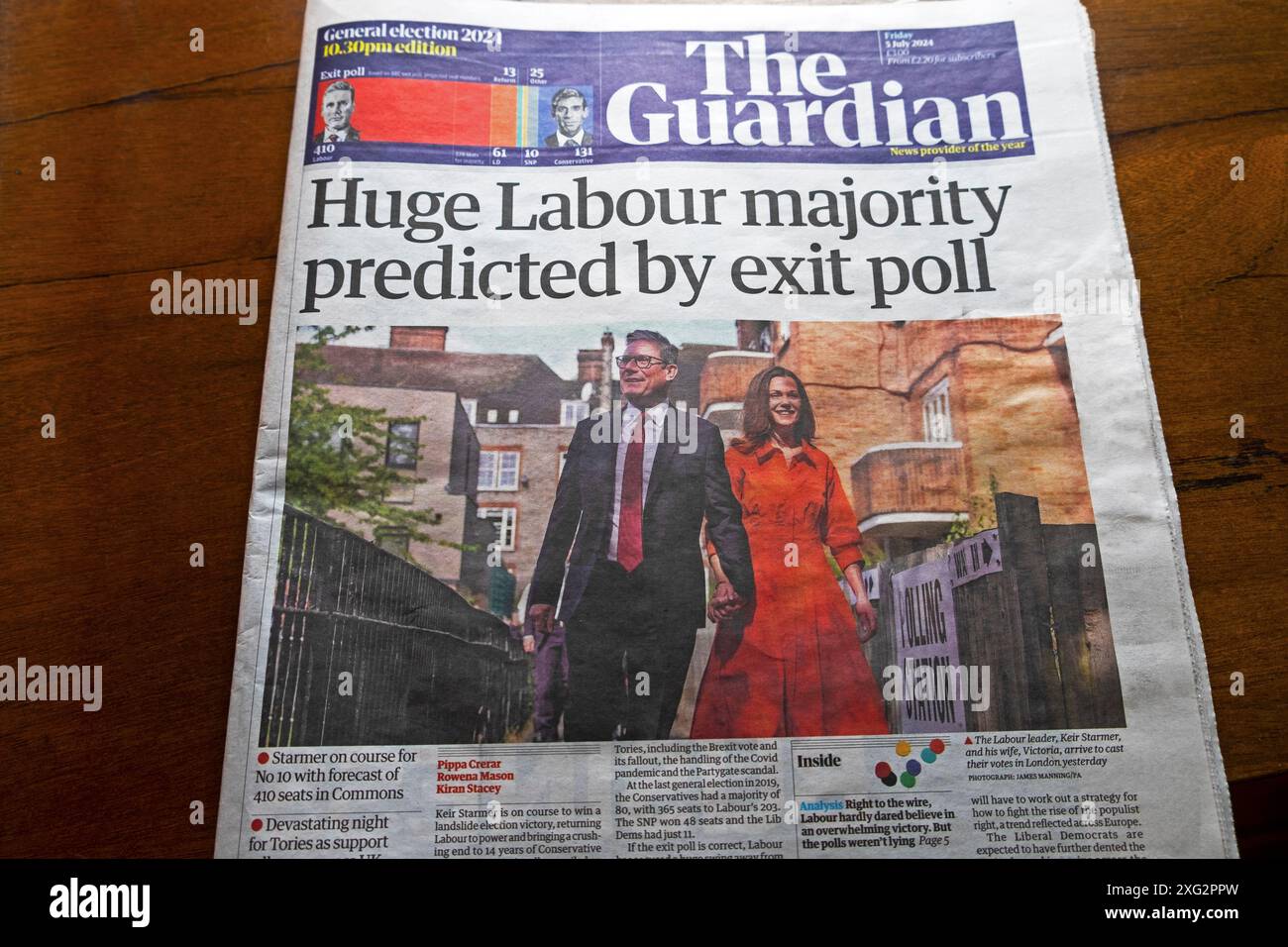 "Riesige Labour-Mehrheit prognostiziert durch Austrittsumfrage" Guardian-Zeitung Schlagzeile Titelseite 5 Juli 2024 Keir Starmer PM-artikel London England Großbritannien Stockfoto