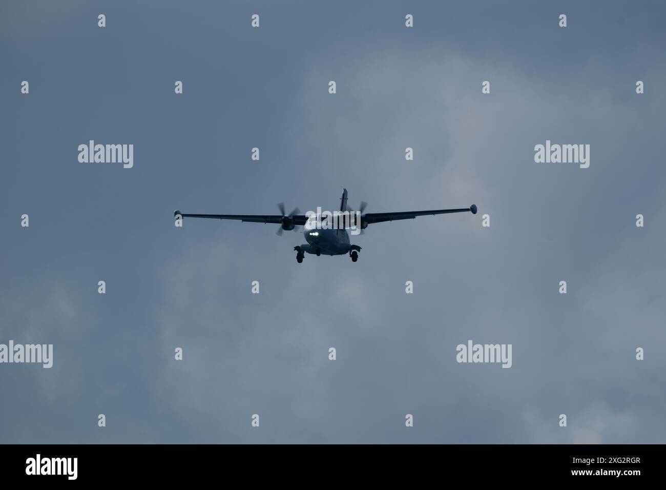 Zweimotorige Kurzstreckenflugzeuge am bewölkten Himmel. Stockfoto