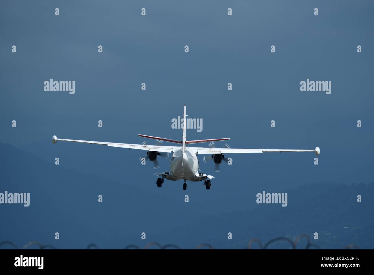 Zweimotorige Kurzstreckenflugzeuge am bewölkten Himmel. Stockfoto