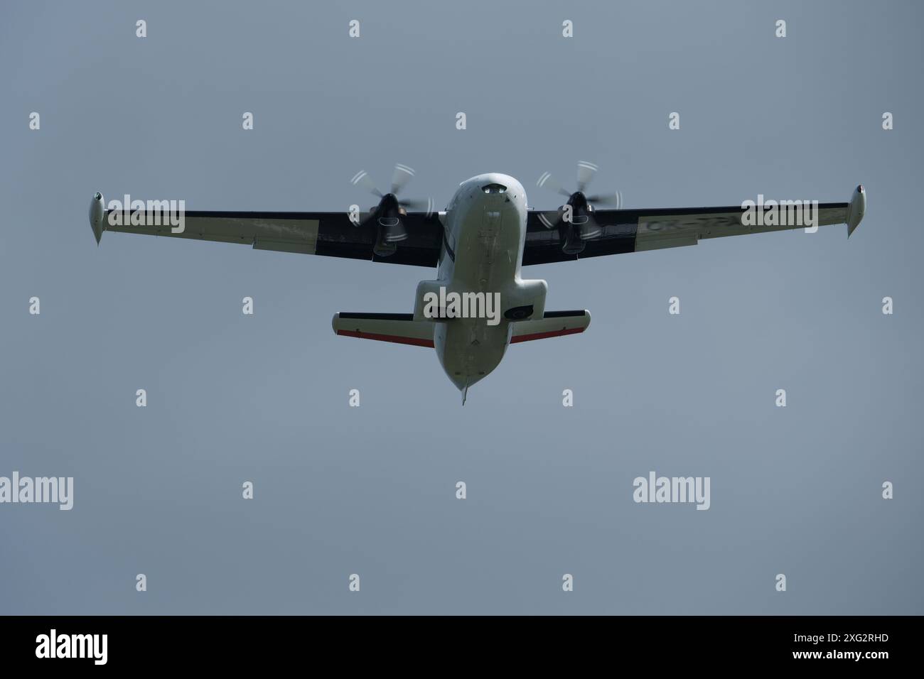 Zweimotorige Kurzstreckenflugzeuge am bewölkten Himmel. Stockfoto
