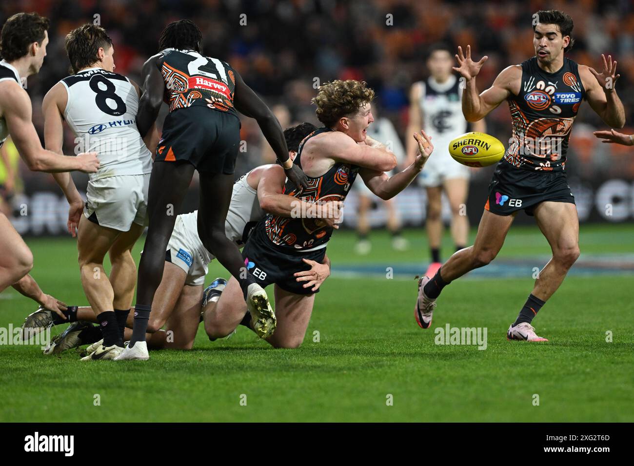 Sydney, Australien. Juli 2024. Tom Green von den Giants Handbälle während des AFL-Spiels in Runde 17 zwischen den Greater Western Sydney Giants und den Carlton Blues im Giants Stadium in Sydney am Samstag, den 6. Juli 2024. (AAP Image/Dean Lewins) KEINE ARCHIVIERUNG, NUR REDAKTIONELLE VERWENDUNG Credit: Australian Associated Press/Alamy Live News Stockfoto
