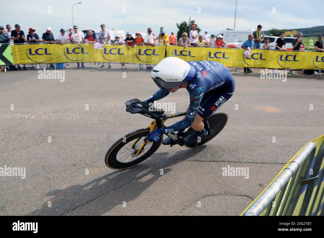 Matteo Jorgenson vom Team Visma Lease A Bike fährt im Einzelzeitfahren auf der 7. Etappe der Tour de France 2024 nach Gevrey-Chambertin Stockfoto