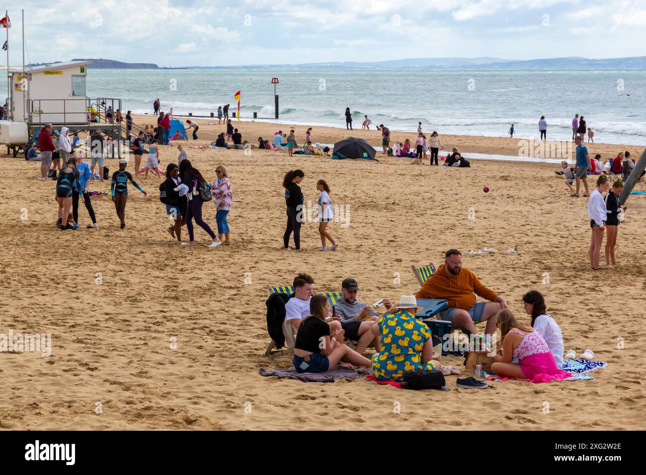 Bournemouth, Dorset, Großbritannien. Juli 2024. Wetter in Großbritannien: Nach neuem Regen kehrt die Sonne wieder zurück, obwohl es luftig und für die Jahreszeit nicht besonders warm ist. Strandbesucher begeben sich zum Bournemouth Beach, um die Sonne zu genießen. Quelle: Carolyn Jenkins/Alamy Live News Stockfoto