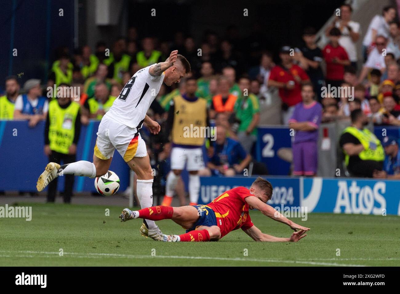 v. li. im Zweikampf Toni Kroos (Deutschland #08), Dani Olmo (Spanien, #10) GER, Spanien (ESP) vs. Deutschland (GER), Fussball Europameisterschaft, UEFA EURO 2024, Viertelfinale, 05.07.24, Foto: Eibner-Pressefoto/Wolfgang Frank Credit: Eibner-Pressefoto/Alamy Live News Stockfoto