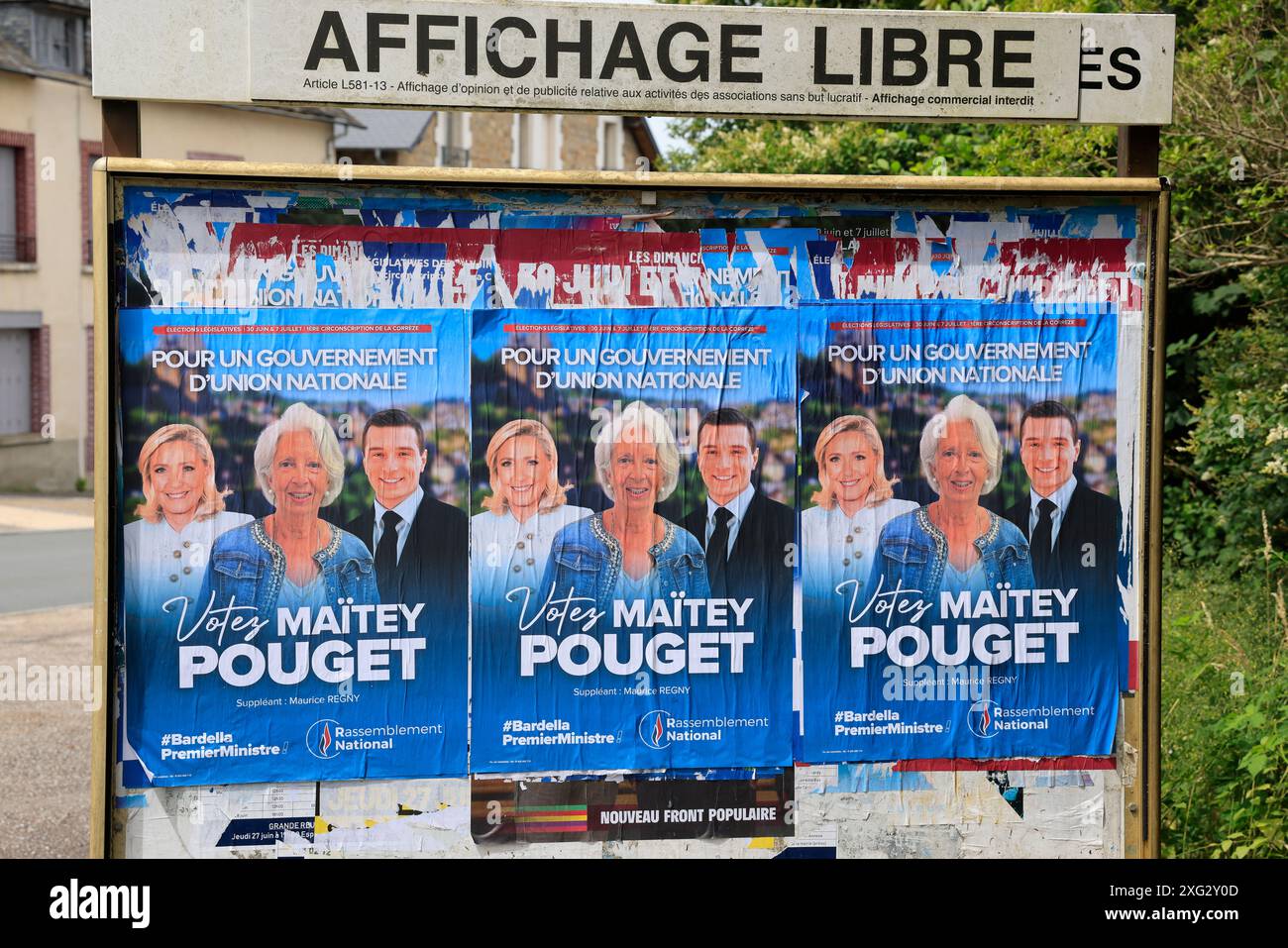 Corrèze, Frankreich. Juli 2024. Plakate der Kandidaten für die Dreieckswahlen der zweiten Runde der frühen Parlamentswahlen 2024 im 1. Wahlkreis Corrèze in Frankreich: Francois Hollande (neue Volksfront), Francis Dubois (republikanische und unabhängige Rechte), Maitey Pouget (Rassemblement National). Corrèze, Limousin, Frankreich, Europa. Foto von HM Images/Alamy Live News. Stockfoto