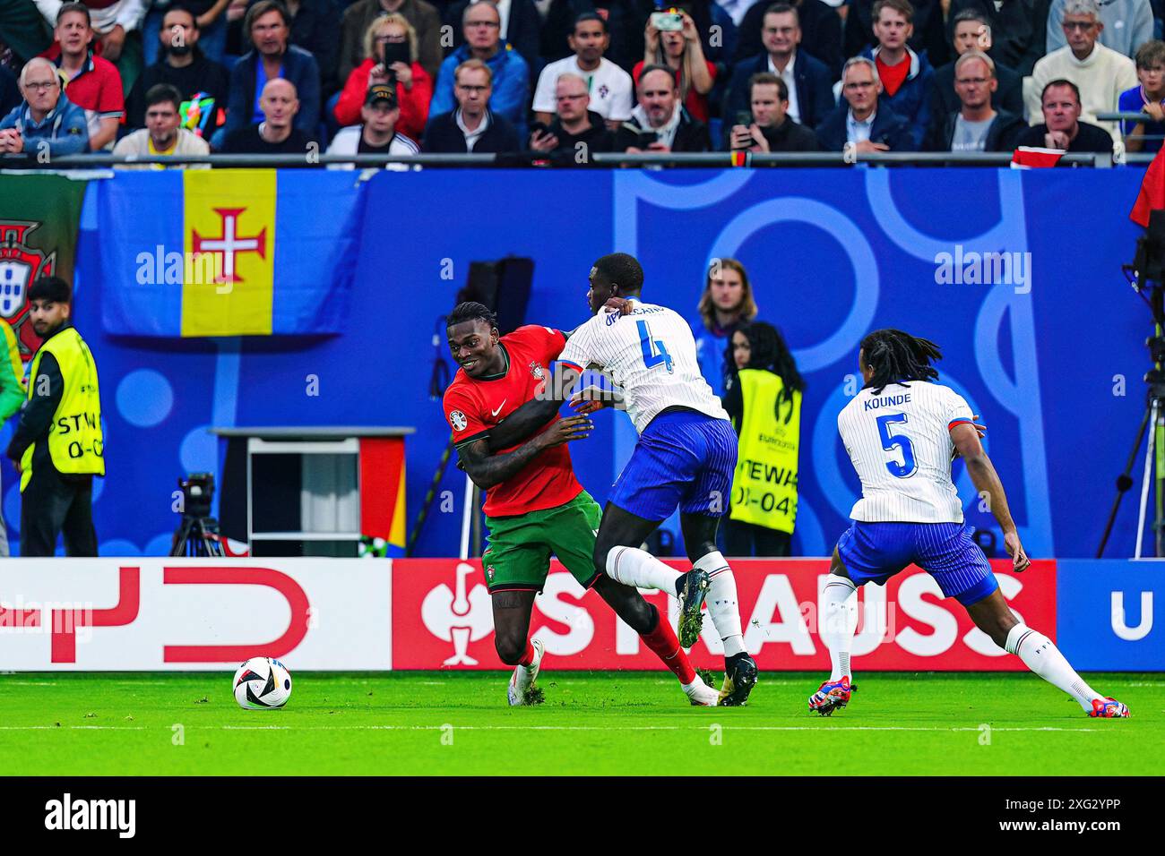 Rafael Leao (Portugal, #17), Dayot Upamecano (Frankreich, #04) GER, Portugal vs. Frankreich, Fussball Europameisterschaft, UEFA Euro 2024, Viertelfinale, 05.07.2024 Foto: Eibner-Pressefoto/Marcel von Fehrn Credit: Eibner-Pressefoto/Alamy Live News Stockfoto