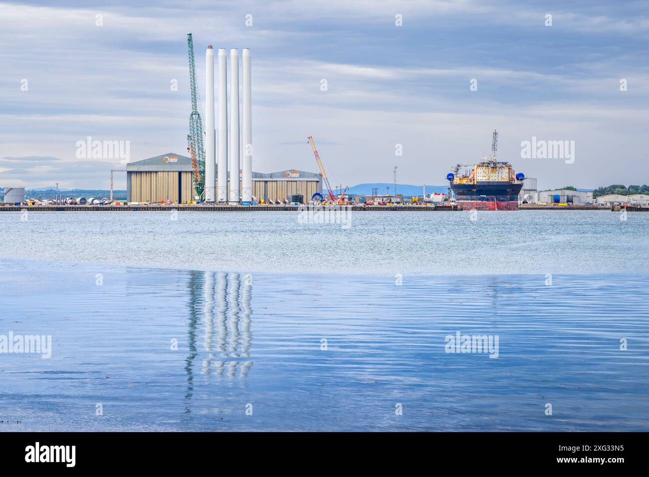 Offshore-Windkraftanlagen-Mastbau in Nigg gegenüber dem Cromarty Firth von Black Isle, Ross und Cromarty, Schottland Stockfoto