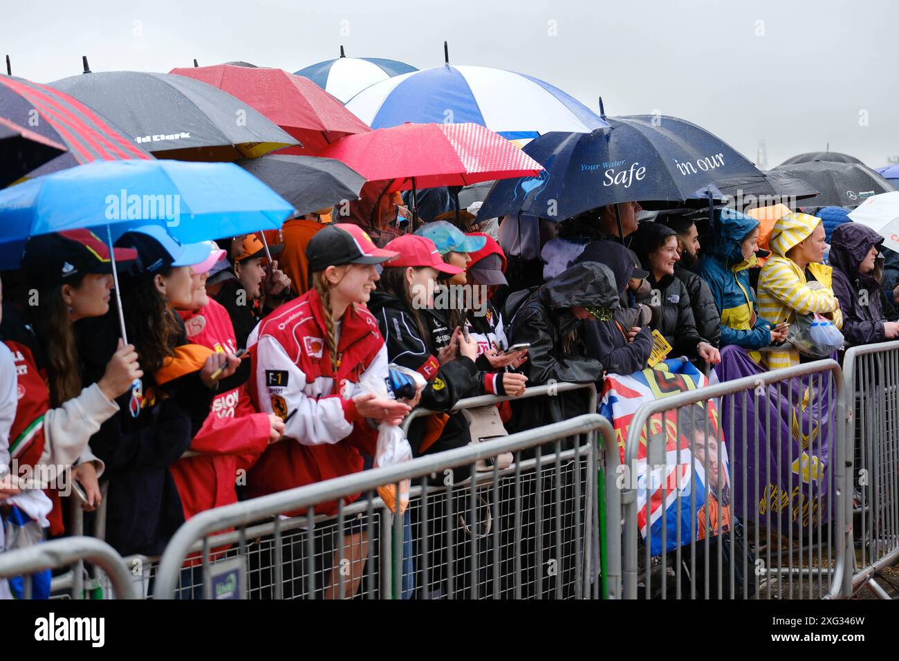 Silverstone Circuit, Northamptonshire, Großbritannien. Juli 2024. Formel 1 2024 Qatar Airways Grand Prix von British F1; Qualifikationstag; F1-Fans warten auf die Ankunft der Fahrer. Credit: Action Plus Sports/Alamy Live News Stockfoto