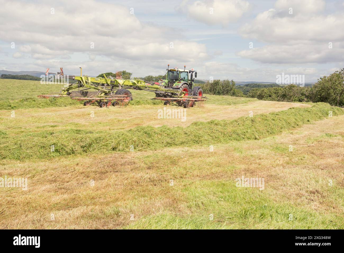 Landwirtschaftliche Maschinen in Gargrave in North Yorkshire, wo Grasmähen und Futtervorbereitung und -Sammlung stattfanden Stockfoto