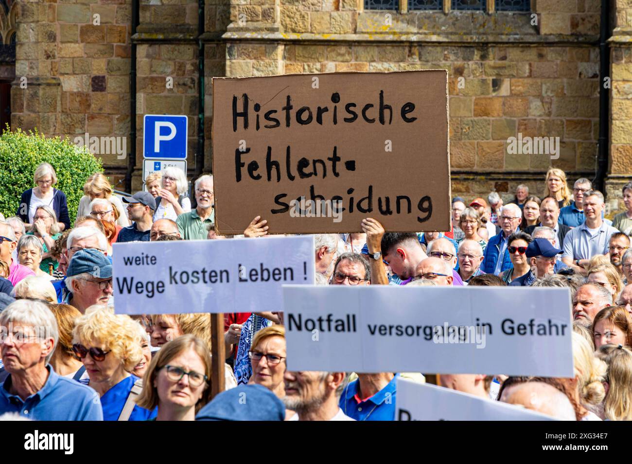 Ostercappeln, Deutschland 06. Juli 2024: Am Samstagvormittag haben sich ca. 1900 Menschen auf dem Kirchplatz in Ostercappeln versammelt um gegen die Schließung des Krankenhauses St. Raphael zu demonstrieren. Kirchplatz Niedersachsen *** Ostercappeln, Deutschland 06. Juli 2024 am Samstagmorgen versammelten sich rund 1900 Menschen auf dem Kirchplatz in Ostercappeln, um gegen die Schließung des St. Raphael-Krankenhauses Kirchplatz Niedersachsen zu demonstrieren Copyright: XFotostandx/xReissx Stockfoto