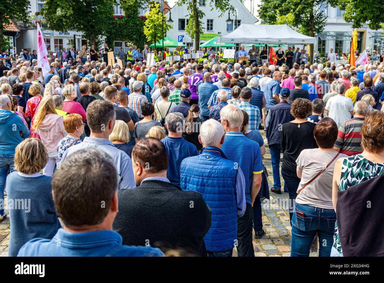 Ostercappeln, Deutschland 06. Juli 2024: Am Samstagvormittag haben sich ca. 1900 Menschen auf dem Kirchplatz in Ostercappeln versammelt um gegen die Schließung des Krankenhauses St. Raphael zu demonstrieren. Kirchplatz Niedersachsen *** Ostercappeln, Deutschland 06. Juli 2024 am Samstagmorgen versammelten sich rund 1900 Menschen auf dem Kirchplatz in Ostercappeln, um gegen die Schließung des St. Raphael-Krankenhauses Kirchplatz Niedersachsen zu demonstrieren Copyright: XFotostandx/xReissx Stockfoto