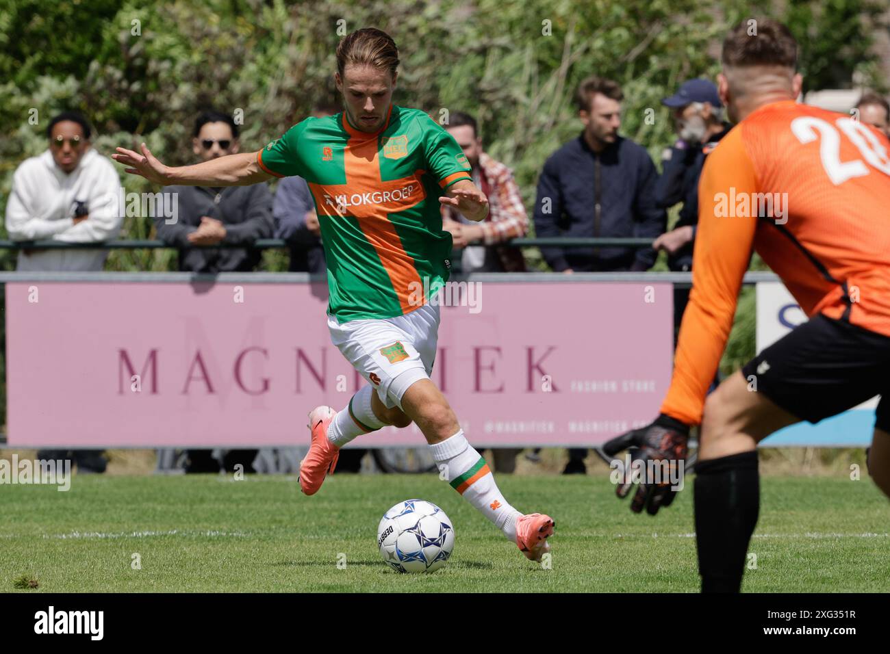 Bruinisse, Niederlande. Juli 2024. BRUINISSE, NIEDERLANDE - 6. JULI: Lars Olden Larsen von NEC Nijmegen läuft mit dem Ball während des Freundschaftsspiels zwischen Schouwse Selectie und NEC Nijmegen bei den Voetbalvereniging Bruse Boys am 6. Juli 2024 in Bruinisse, Niederlande. (Foto: Broer van den Boom/Orange Pictures) Credit: Orange Pics BV/Alamy Live News Stockfoto