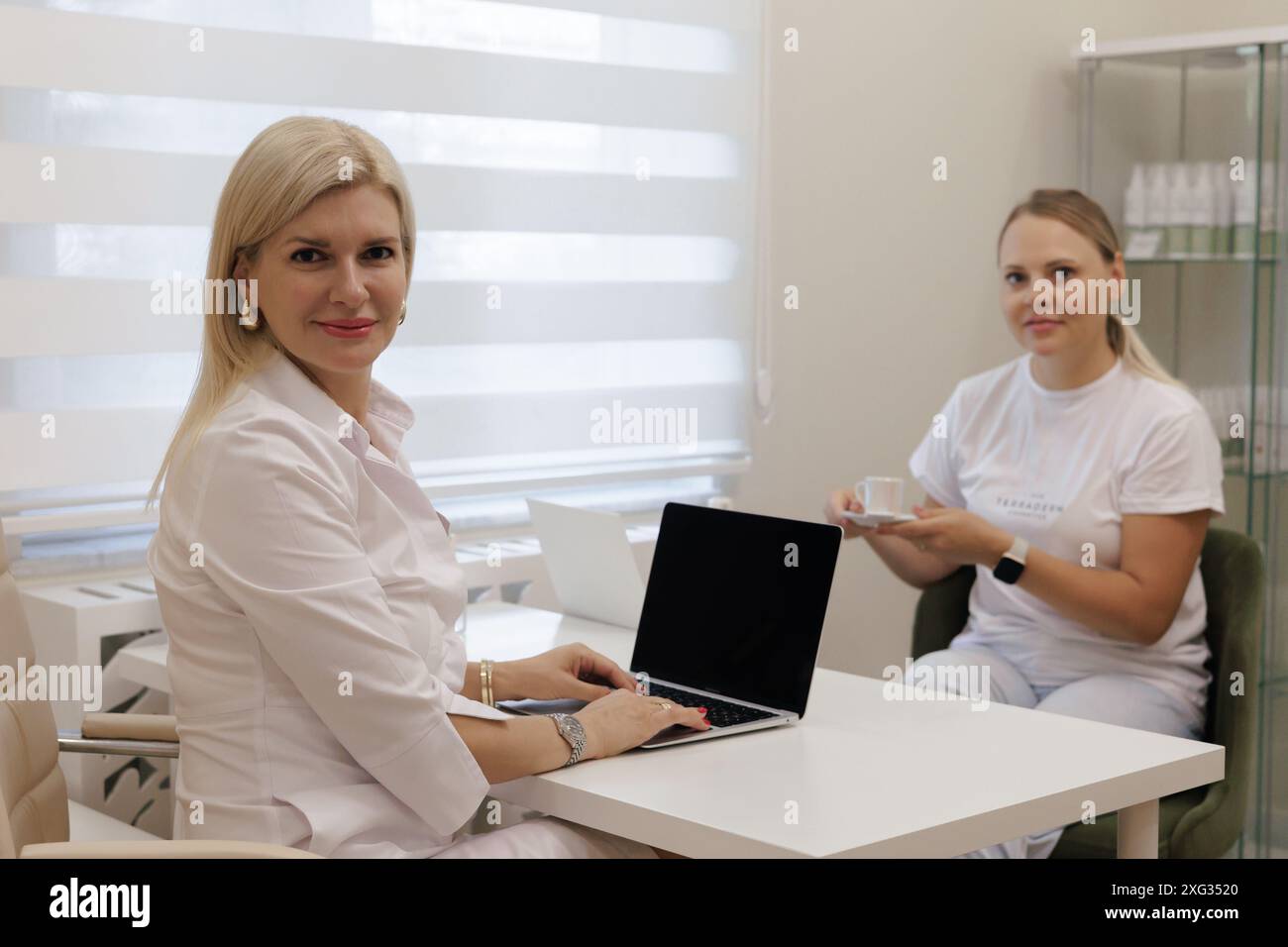 Kunde mit einer Tasse Kaffee in der Klinik Stockfoto
