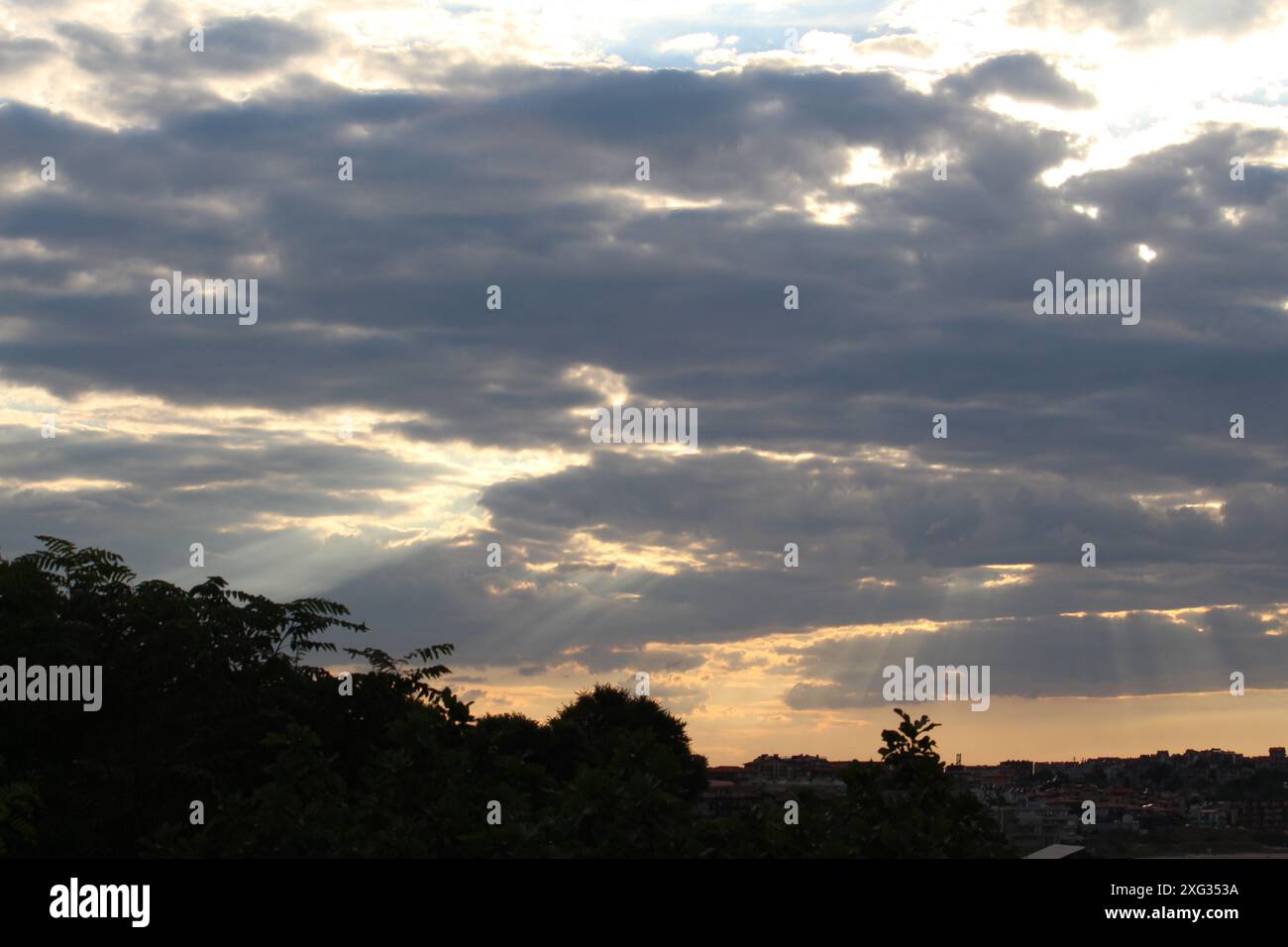 Die goldene Stunde vor Sonnenuntergang bewölkt den grauen Himmel Stockfoto