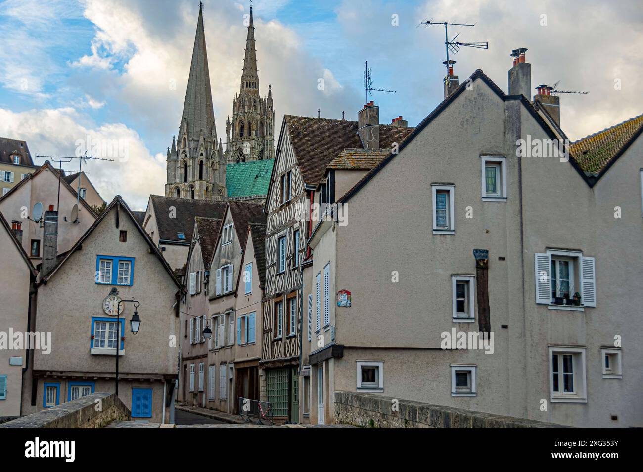 Mittelalterliche Häuser und im Hintergrund die Kuppeln der Kathedrale unserer Frau in der Stadt von chartres.france Stockfoto