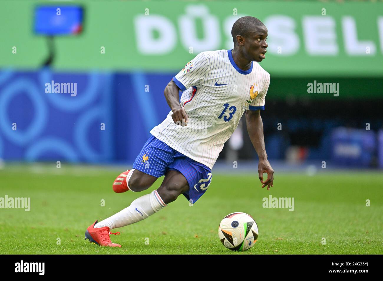 NGolo Kante (13) aus Frankreich, das während eines Fußballspiels zwischen den französischen Nationalmannschaften Le Bleus und Belgien, in einem Achtelfinale des UEFA Euro 2024-Turniers , am Samstag, den 1 . Juli 2024 in Düsseldorf , dargestellt wurde . Foto Sportpix | David Catry Stockfoto