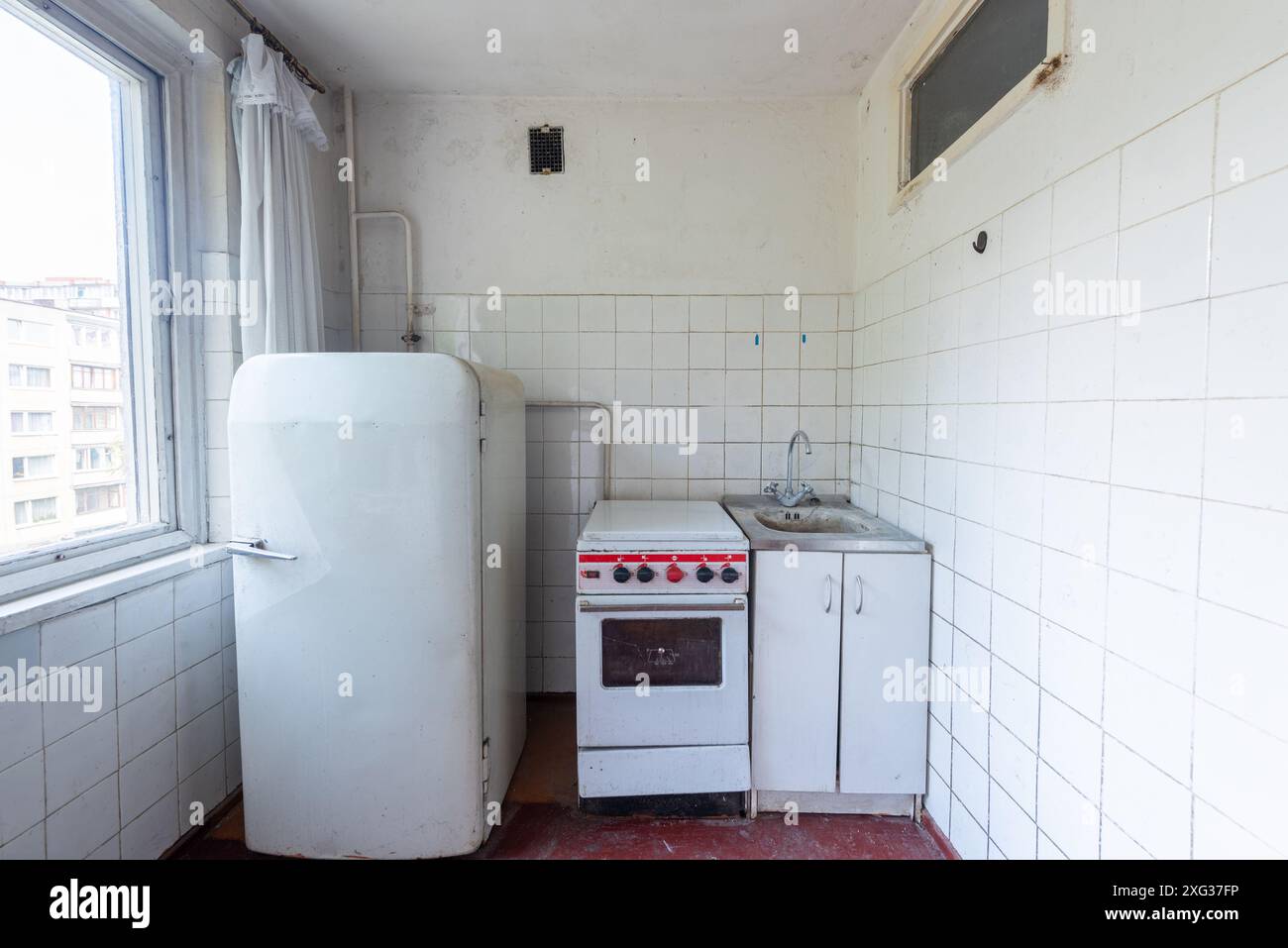 Küche in schlechtem Zustand in einem verlassenen Gebäude. Verlassenes Haus im Inneren. Dreckiges Zimmer. Altes Sowjetisches Armes Inneres. Stockfoto