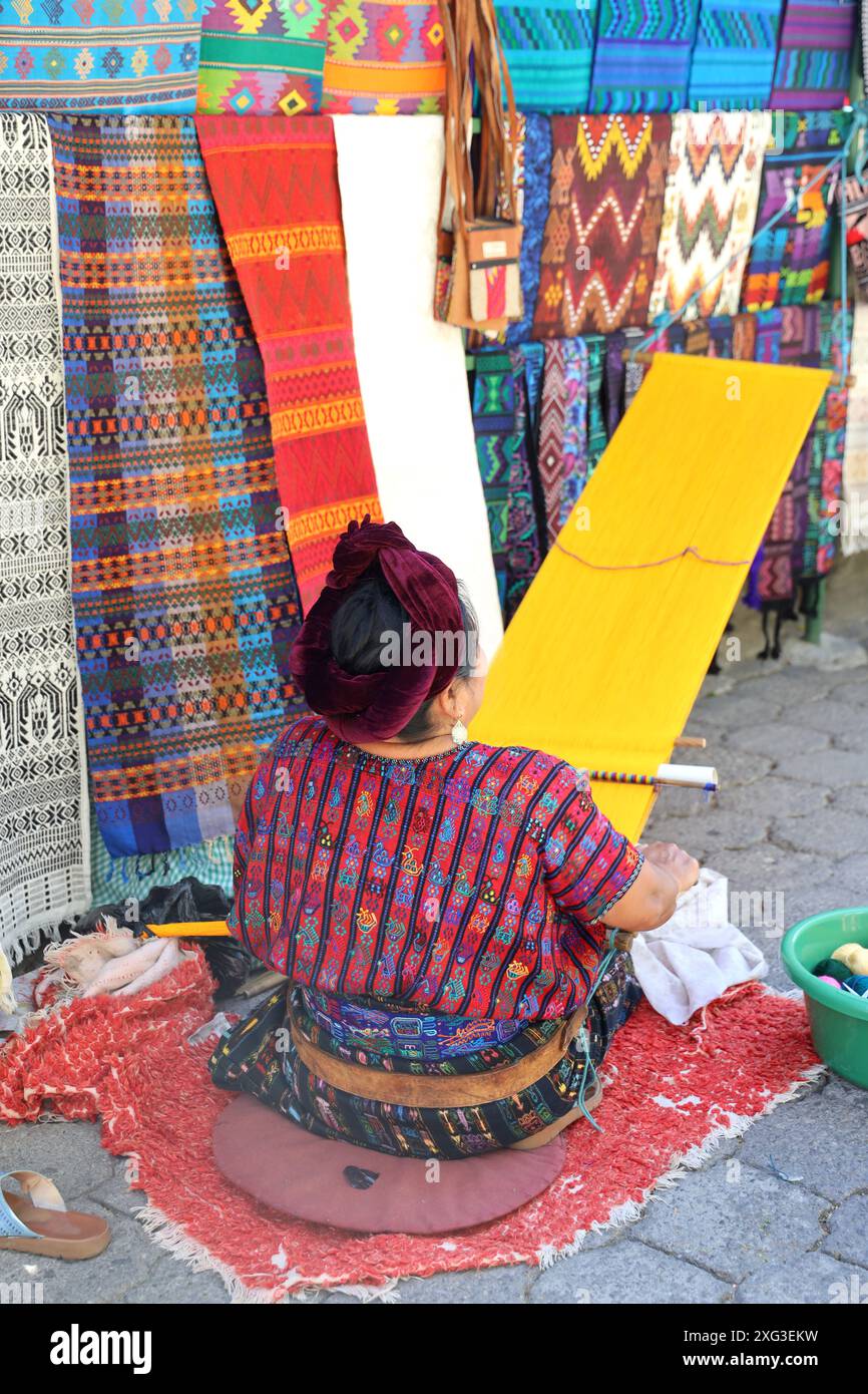 Die indigene guatemaltekische Dame verwendet einen Rückenriemen, um Stoffe mit der Hand zu weben. Santa Catarina Palopo, Atitlan-See, Guatemala. Stockfoto