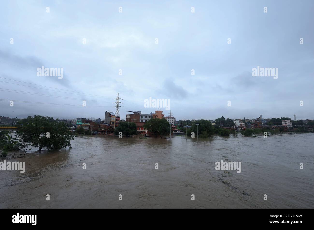 Monsun Chaos in Nepal Ein weites Panorama auf den überfließenden Bagmati Fluss in Kathmandu. Copyright: XSubashxShresthax Stockfoto