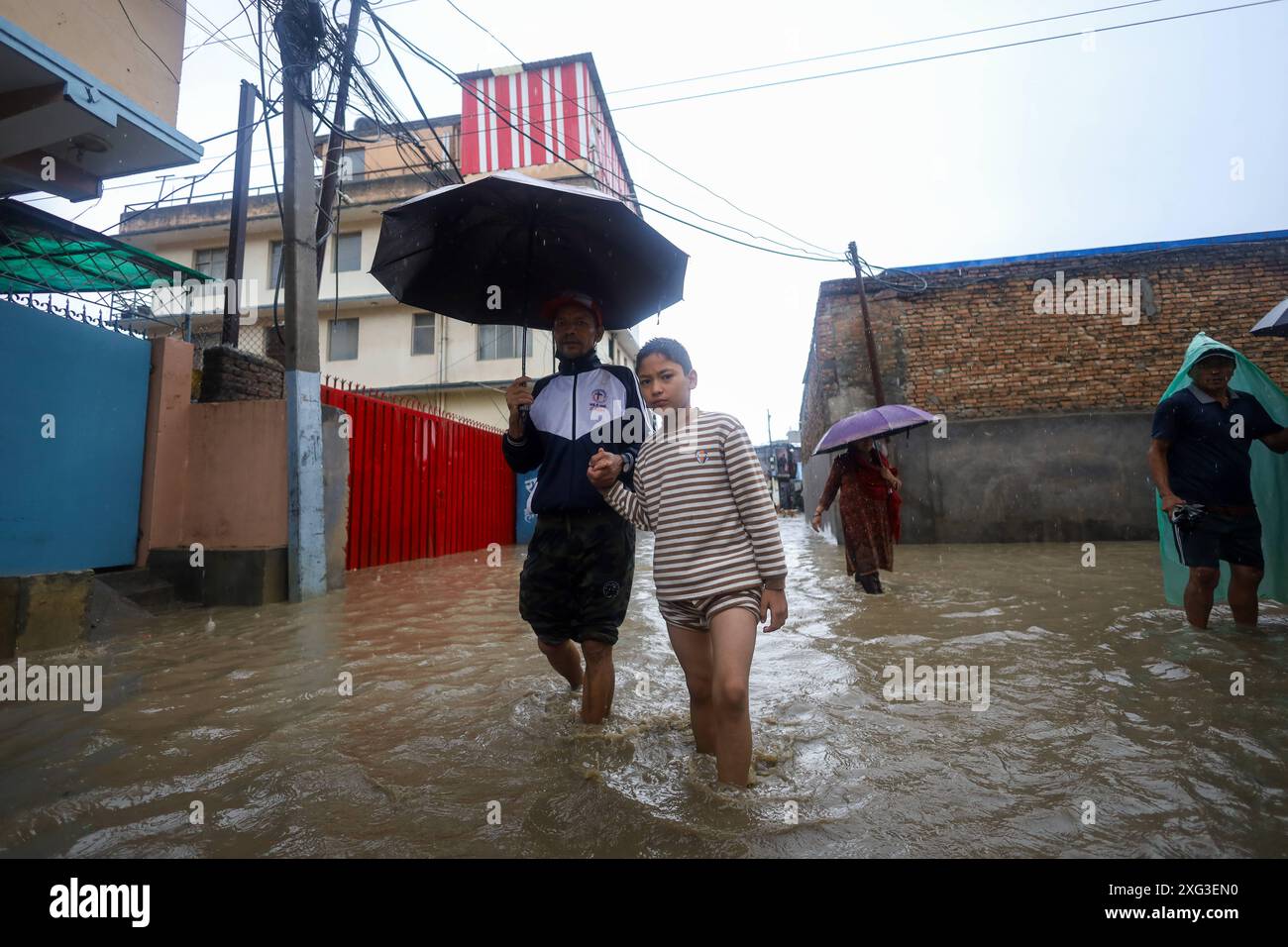 Monsun-Chaos in Nepal Menschen, die in den Slums von Kathmandu leben, waten durch das Hochwasser in Kathmandu. Copyright: XSubashxShresthax Stockfoto