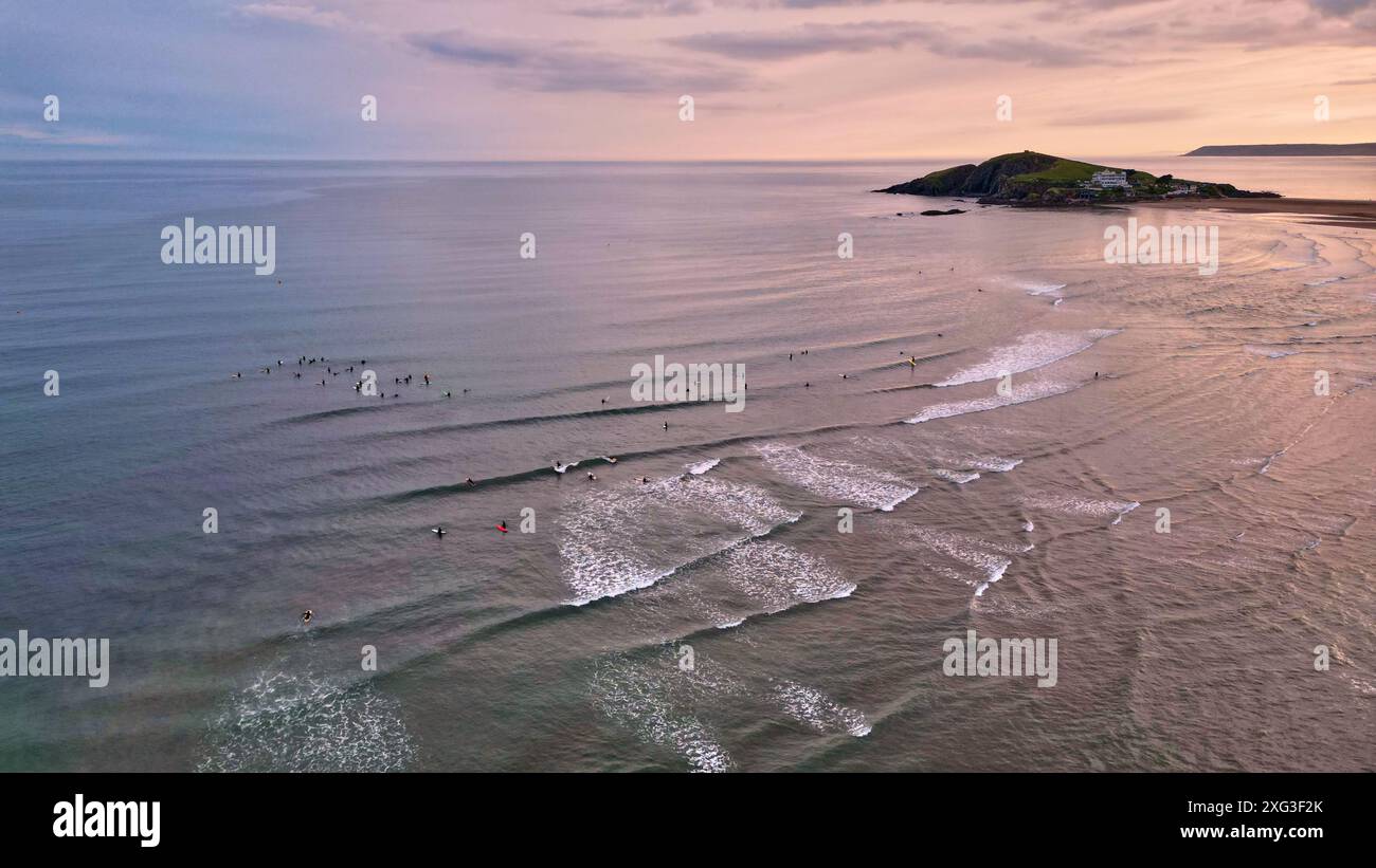 Drohnenblick auf Burgh Island vom Bantham Beach Devon bei Sonnenuntergang. Stockfoto