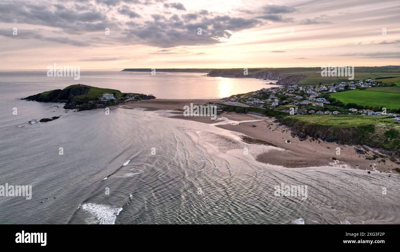Drohnenblick auf Burgh Island vom Bantham Beach Devon bei Sonnenuntergang. Stockfoto