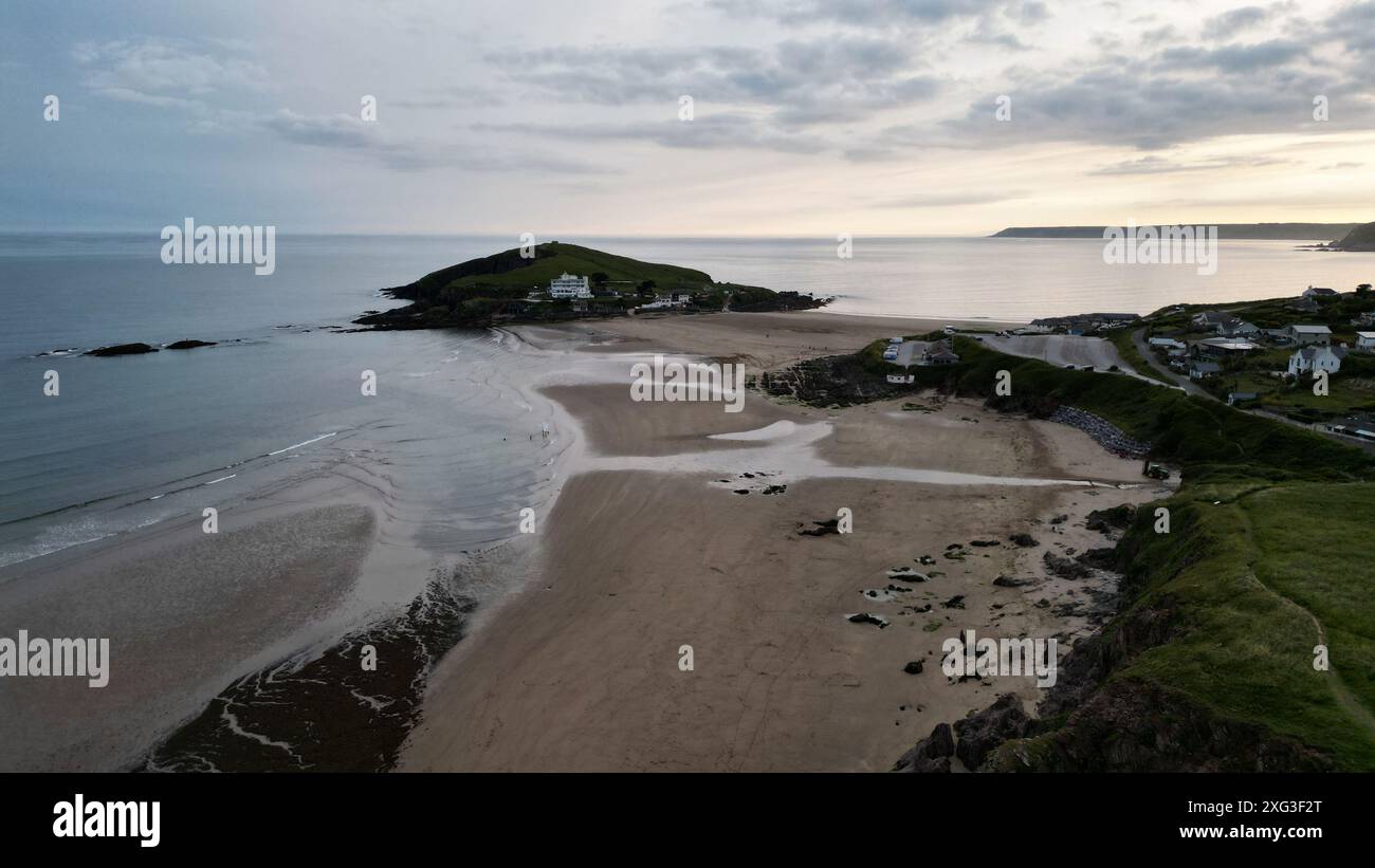 Drohnenblick auf Burgh Island vom Bantham Beach Devon bei Sonnenuntergang. Stockfoto