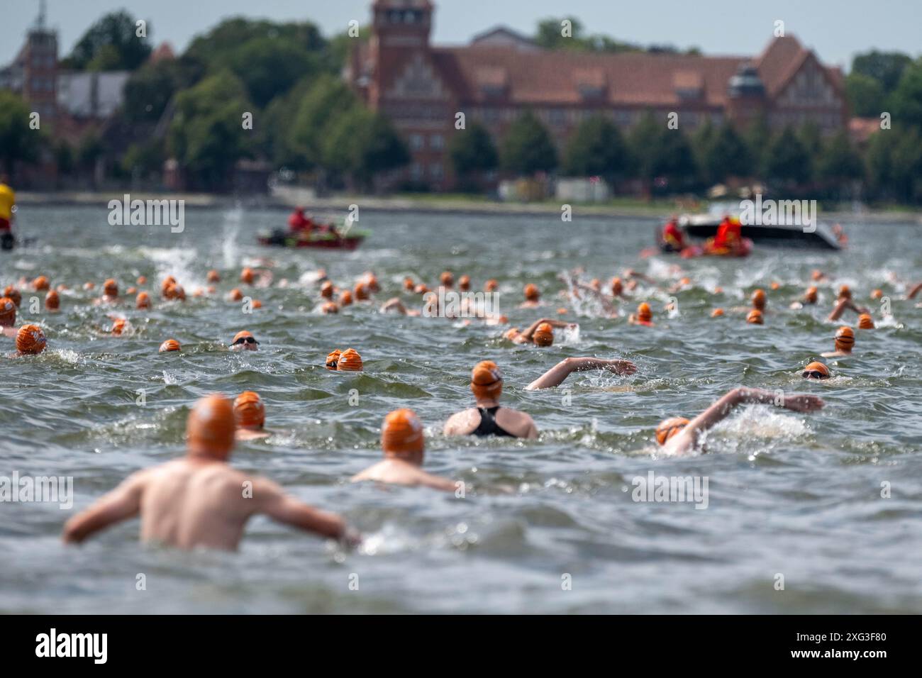 6. Juli 2024, Mecklenburg-Vorpommern, Altefähr: Mehr als 1000 Teilnehmer gehen zum 59. Internationalen Sundschwimmen in die Gewässer des Strelasunds auf der Insel Rügen. Bei einer Wassertemperatur von rund 18 Grad müssen die Schwimmer die Distanz zwischen der Ostseeinsel Rügen und der Hansestadt Stralsund zurücklegen. Foto: Stefan sauer/dpa Credit: dpa Picture Alliance/Alamy Live News Stockfoto