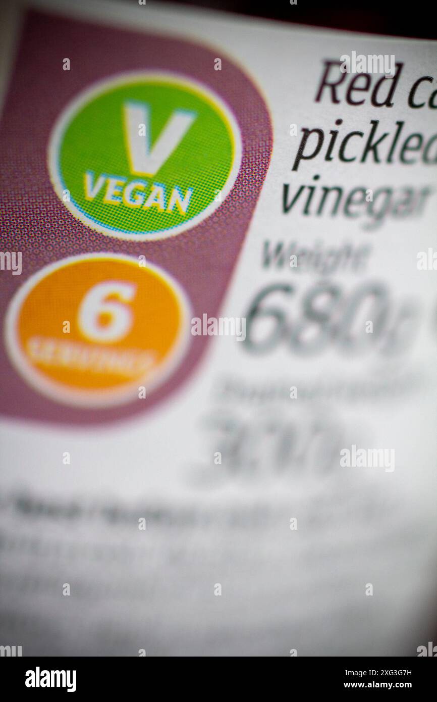 Veganes Etikett auf Lebensmittelverpackungen, das darauf hinweist, dass der Inhalt für Veganer geeignet ist Stockfoto