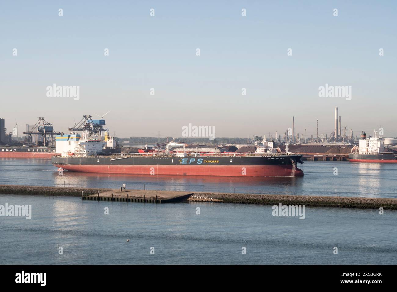 Rohöltanker Levantine Sea, der den Hafen von Rotterdam, Niederlande, Europa verlässt Stockfoto