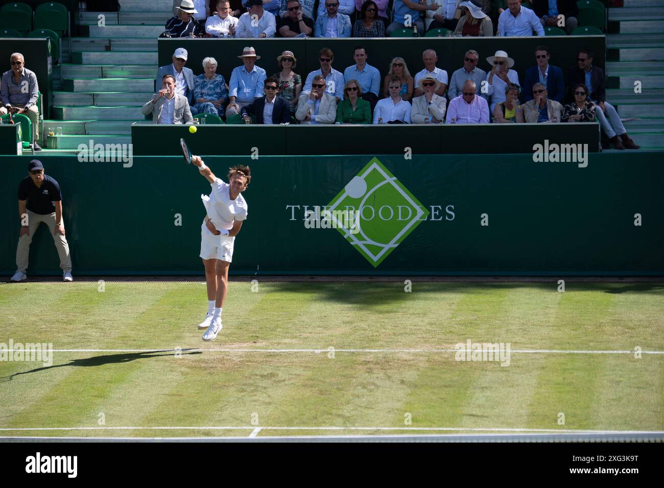 Stoke Poges, Großbritannien. Juni 2024. Sebastian Korda spielt Tennis in den Boodles im Stoke Park, Stoke Poges, Buckinghamshire. Der US-amerikanische Tennisspieler Sebastian Korda wird von der ATP als Spieler Nummer 21 eingestuft. Kredit: Maureen McLean/Alamy Stockfoto