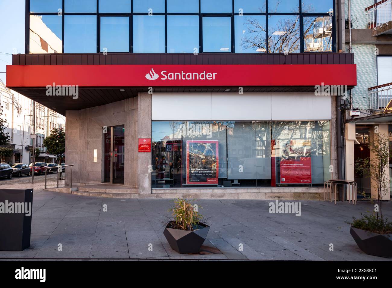Famalicao, Portugal: Santander Bank Agentur mit Logo, Symbol oder Emblem der Santander Bank. Santander ist die größte Privatbank Portugals Stockfoto