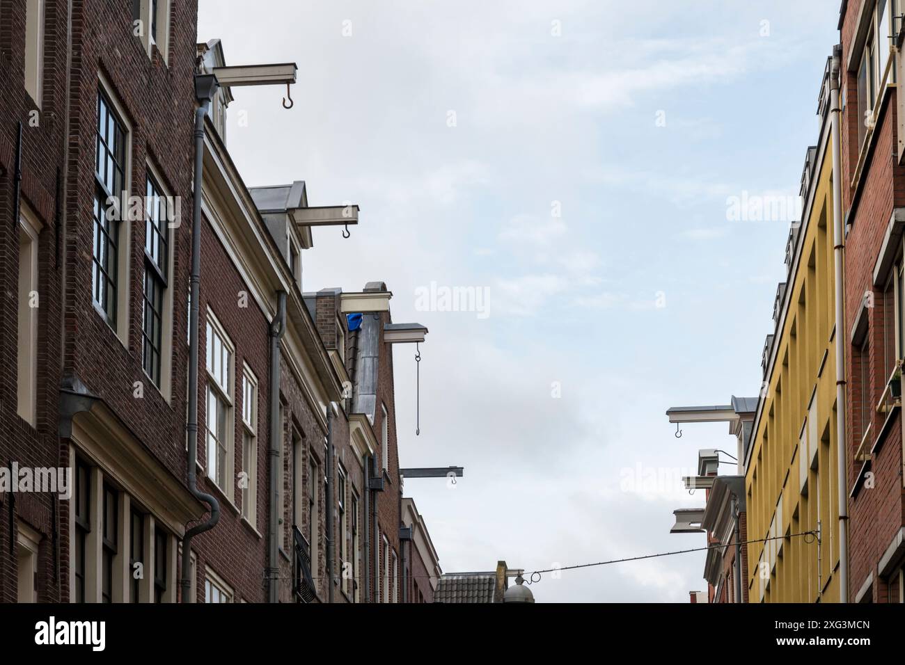 Egelantiersstraat, eine Straße mit traditionellen Giebeln, engen Häusern mit Hebebühnen in Amsterdam. Stockfoto