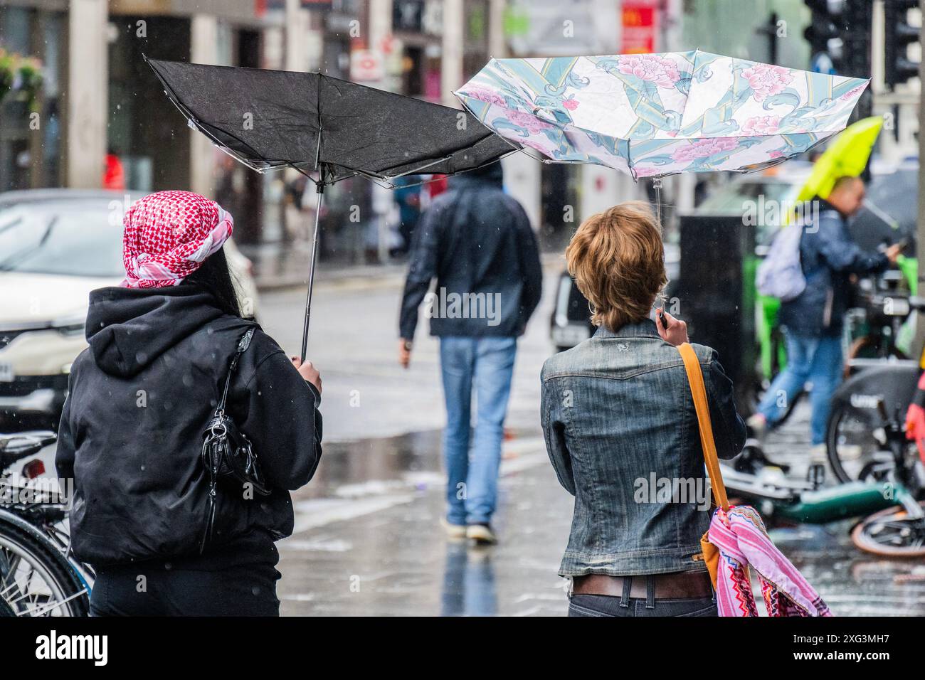 London, Großbritannien. Juli 2024. Bei nassem und weinigem Wetter macht sich ein Demonstrant auf den marsch – die nationale Demonstration und der marsch nach Palästina vom Russel-Platz zum Parlamentsplatz. Der pro-palästinensische Protest forderte auch ein "Ende des Genozids", die Waffenruhe und die Beendigung der Bewaffnung Israels. Guy Bell/Alamy Live News Stockfoto