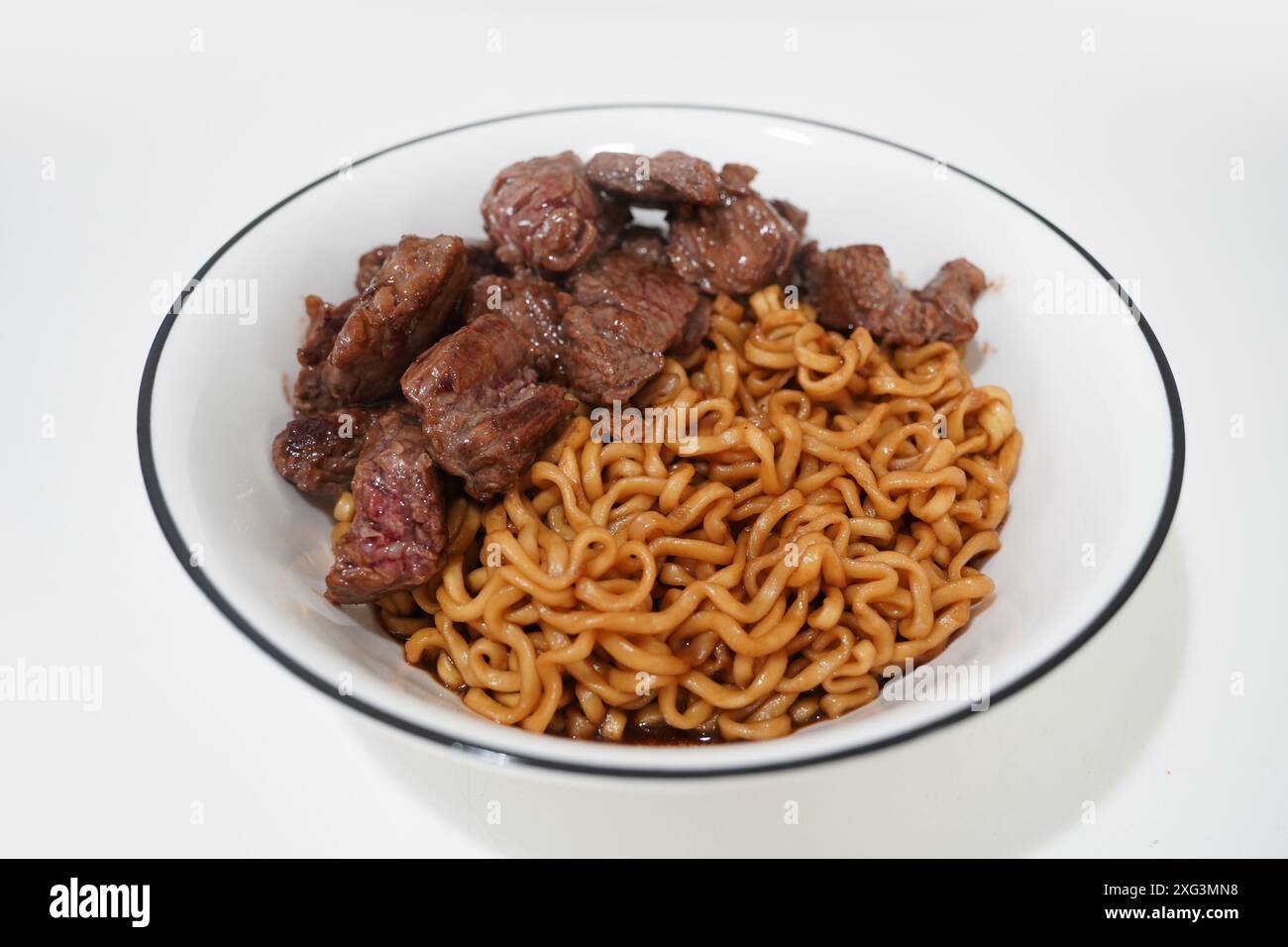 Chapaguri mit Steak aus dem Film „Parasit“ Stockfoto